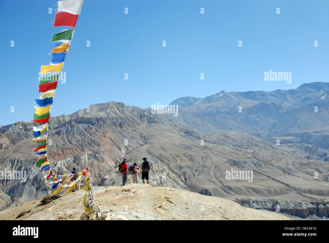 Buddhistische Gebetsfahnen auf einem hohen Pass im Bereich Mustang in Nepal Stockfoto