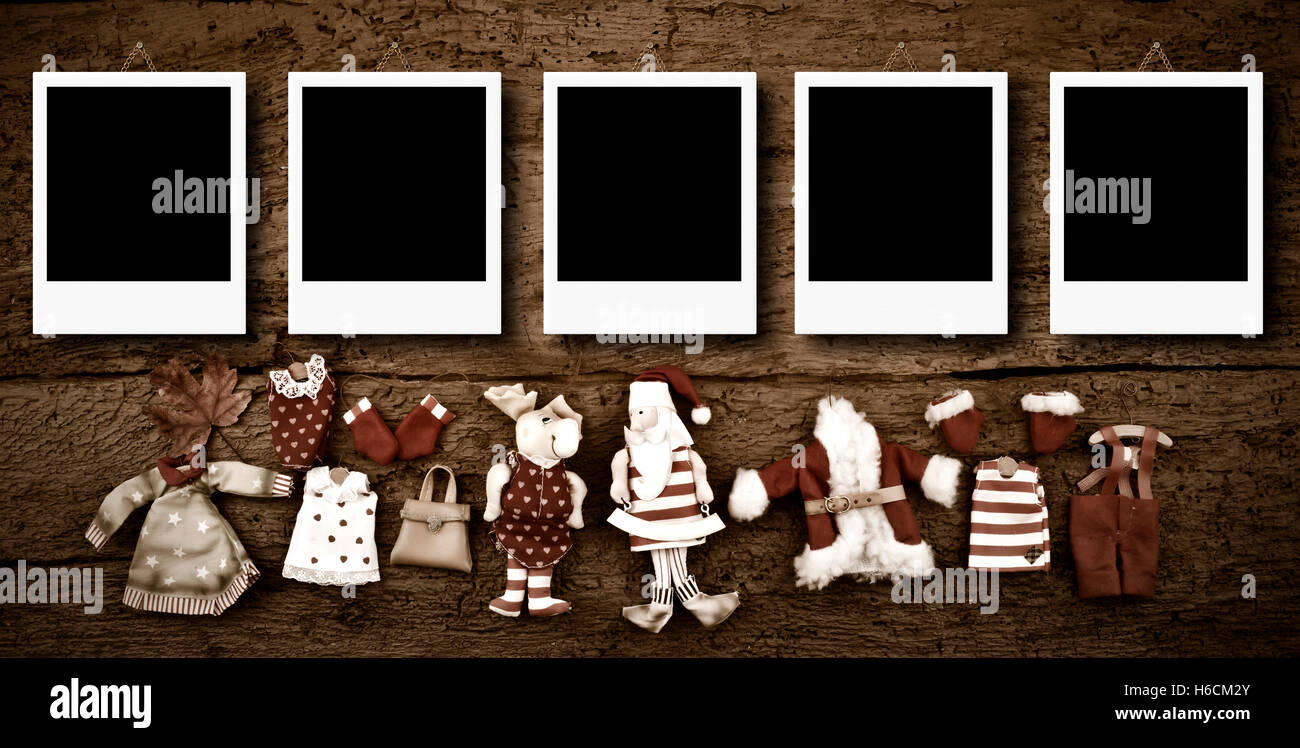 Foto Rahmen Weihnachtskarten, leeren fünf instant Bilderrahmen hängen an einem alten hölzernen Wand Stockfoto