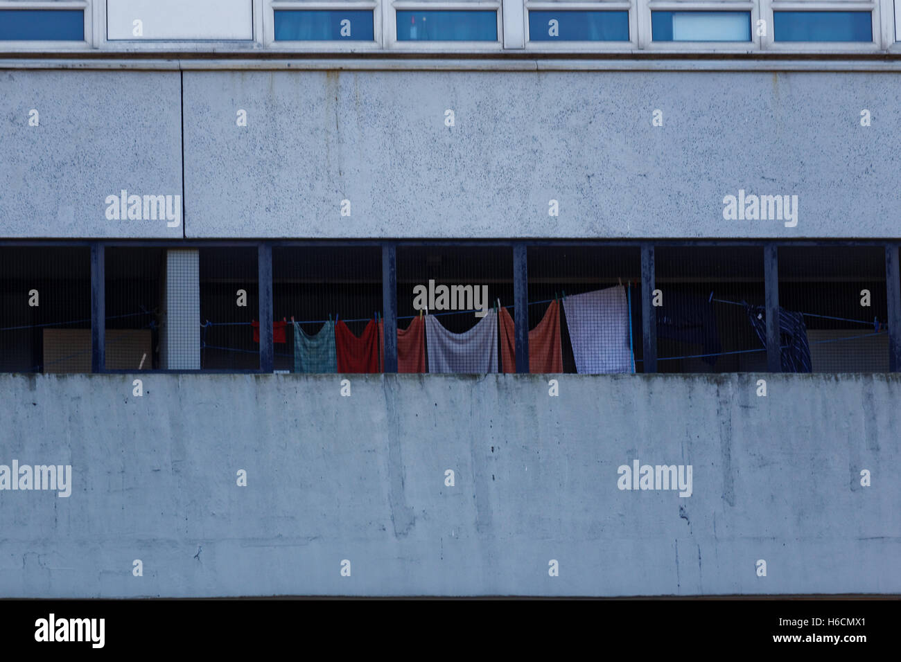 Wäsche trocknen auf dem Balkon eine konkrete Brutalist Gebäude Stockfoto