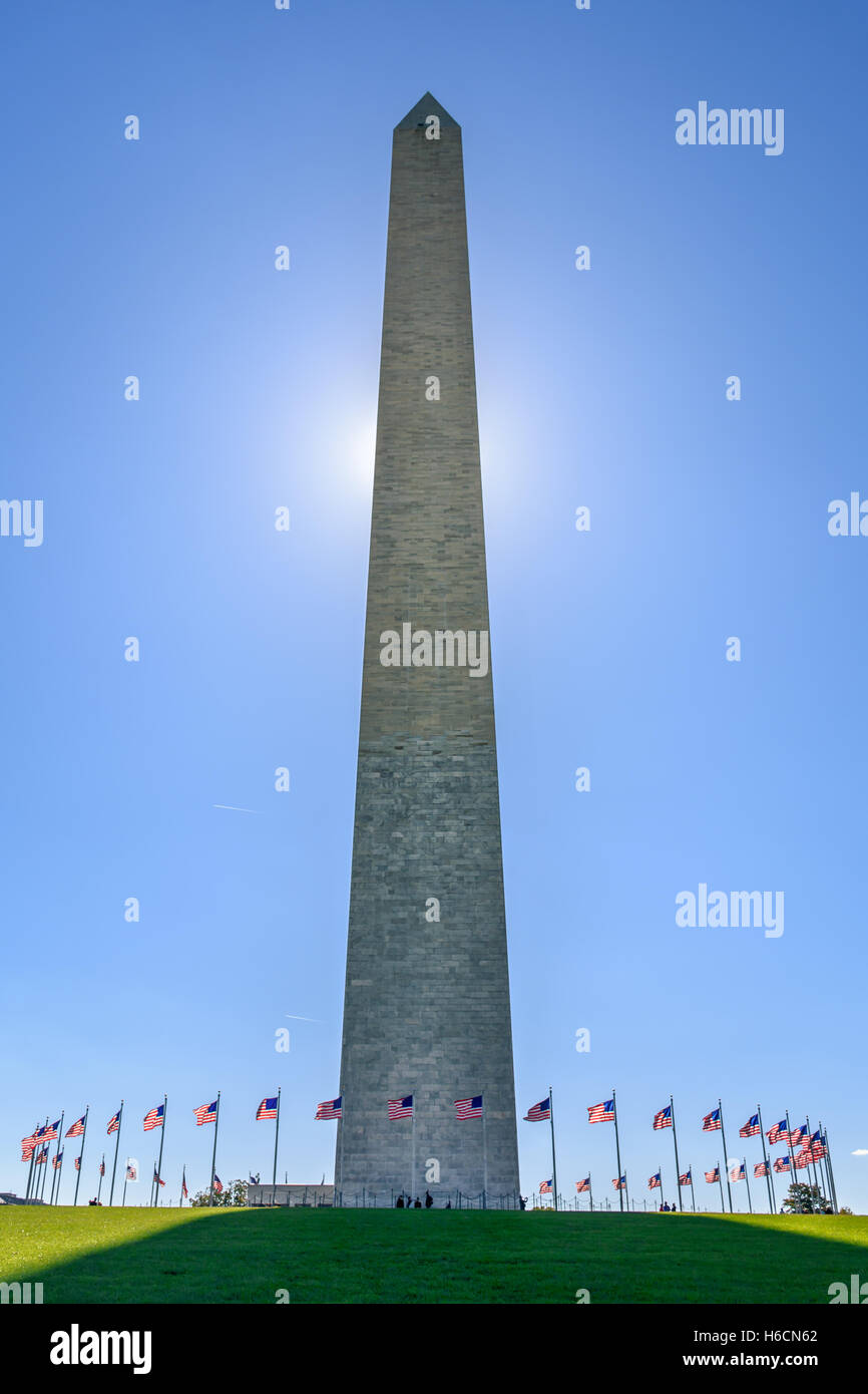 Das Washington Monument Bedeckungsveränderlichen Mitte Tag Sonne Stockfoto