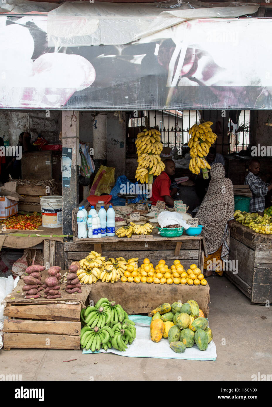 Bananen und andere Früchte für den Verkauf auf dem Markt in Stonetown, Zanzibar Stockfoto