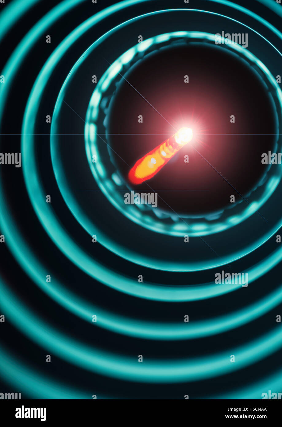 Helle Lichtquelle auf das Ende der Sonde in einem Rohr mit Ringen Stockfoto