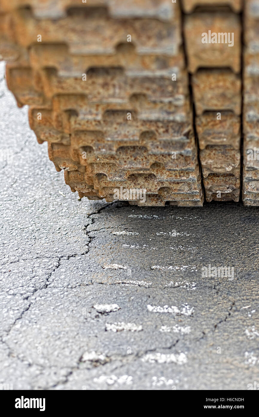 Tank-Caterpillar-Spuren auf dem Asphalt Stockfoto