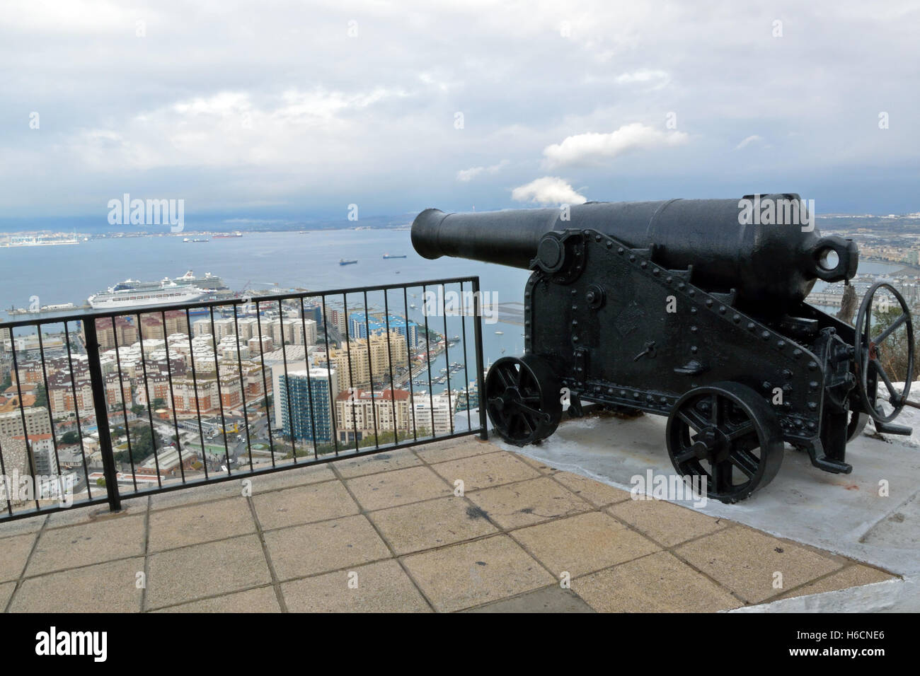 Kanone auf dem oberen Felsen von Gibraltar mit Blick auf den Hafen Stockfoto
