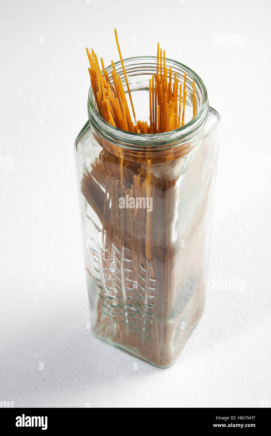 Braune Vollkorn Spaghetti in einem Glas Nudeln. Stockfoto
