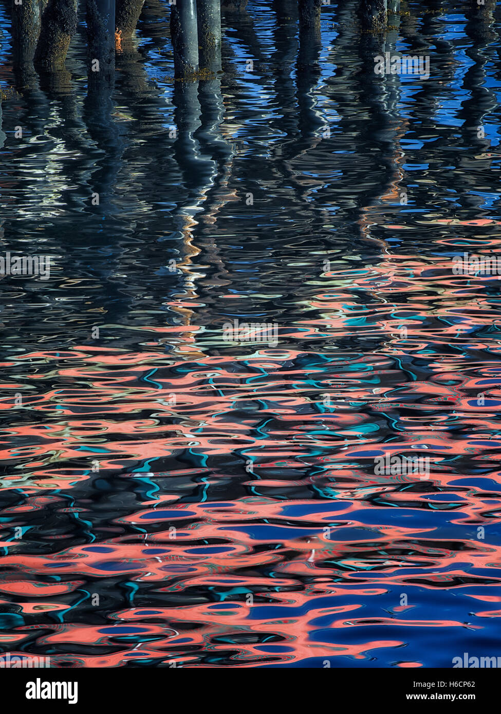 Abstrakte Reflexion von Gebäuden.  Fishermans Wharf. Monterey, Kalifornien Stockfoto