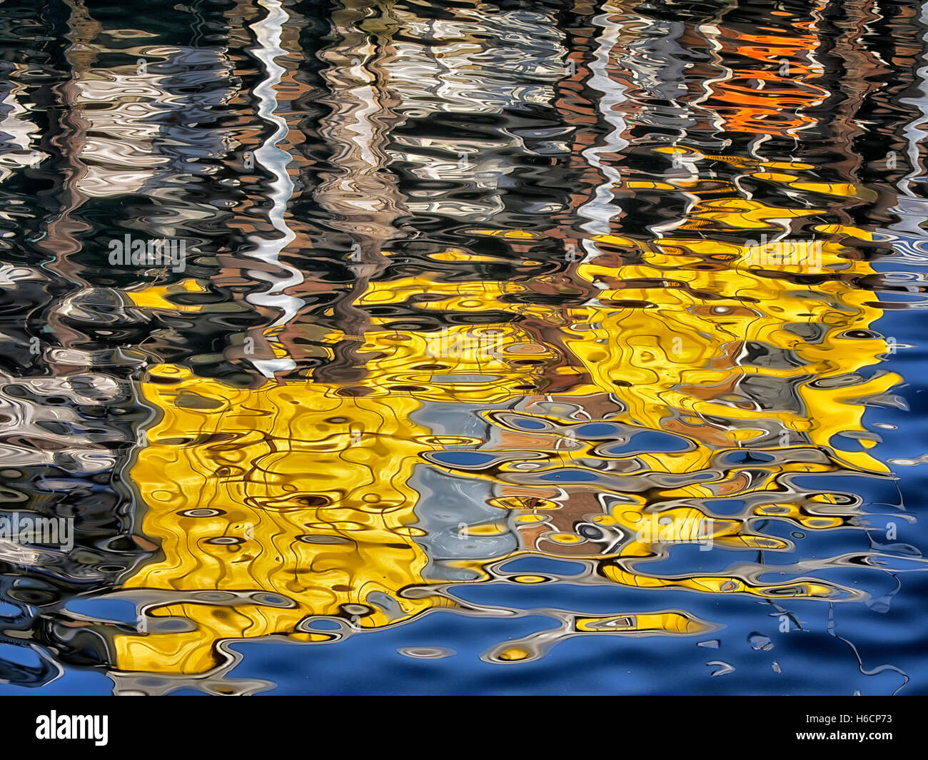 Abstrakte Reflexion von Gebäuden.  Fishermans Wharf. Monterey, Kalifornien Stockfoto