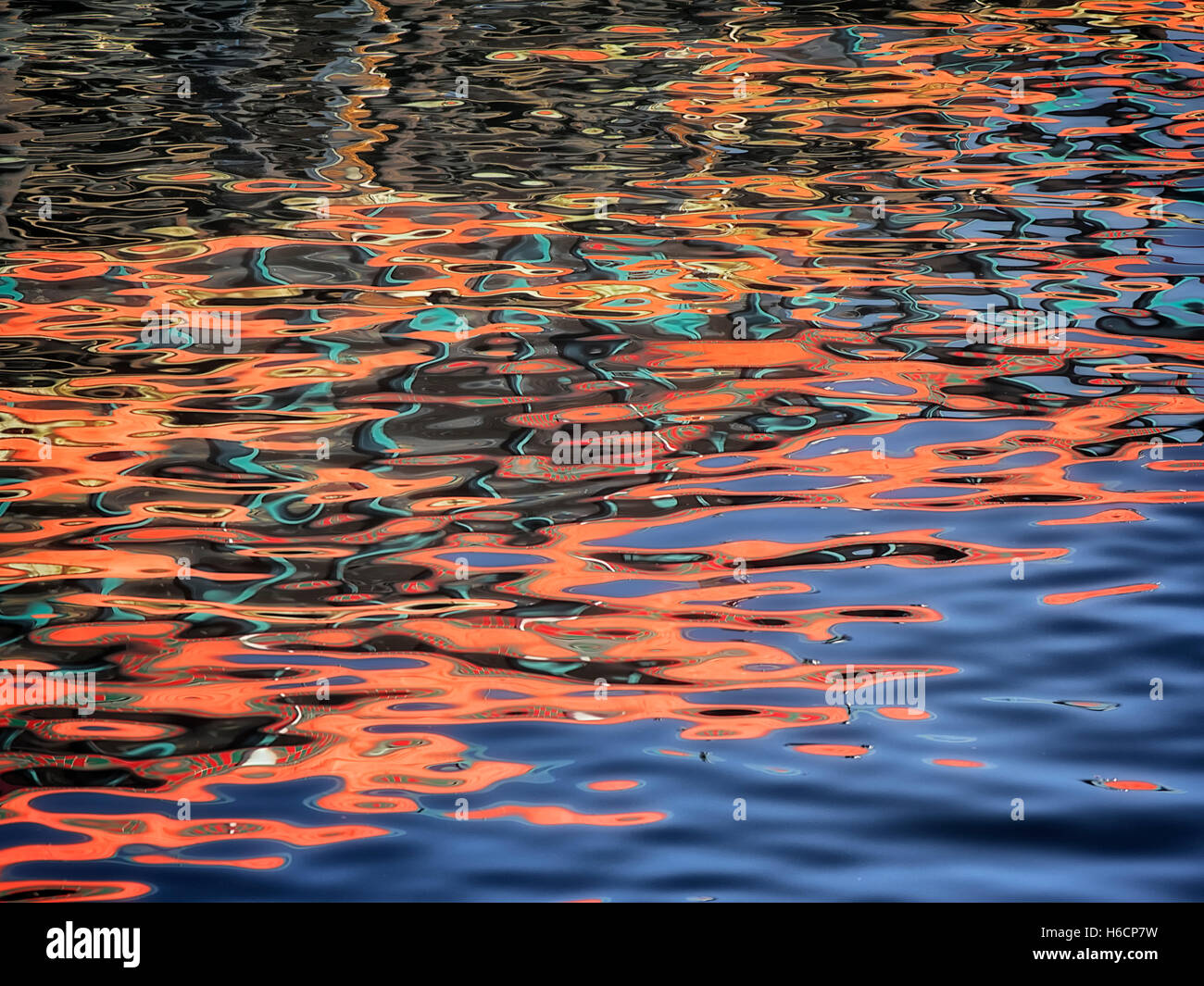 Abstrakte Reflexion von Gebäuden. Fishermans Wharf. Monterey, Kalifornien Stockfoto