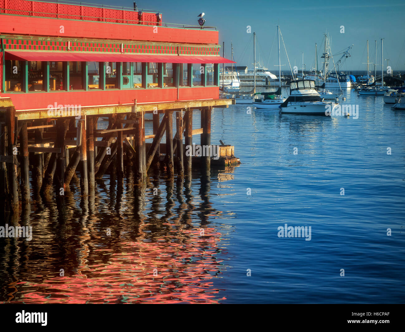 Abstrakte Reflexion von Gebäuden.  Fishermans Wharf. Monterey, Kalifornien Stockfoto