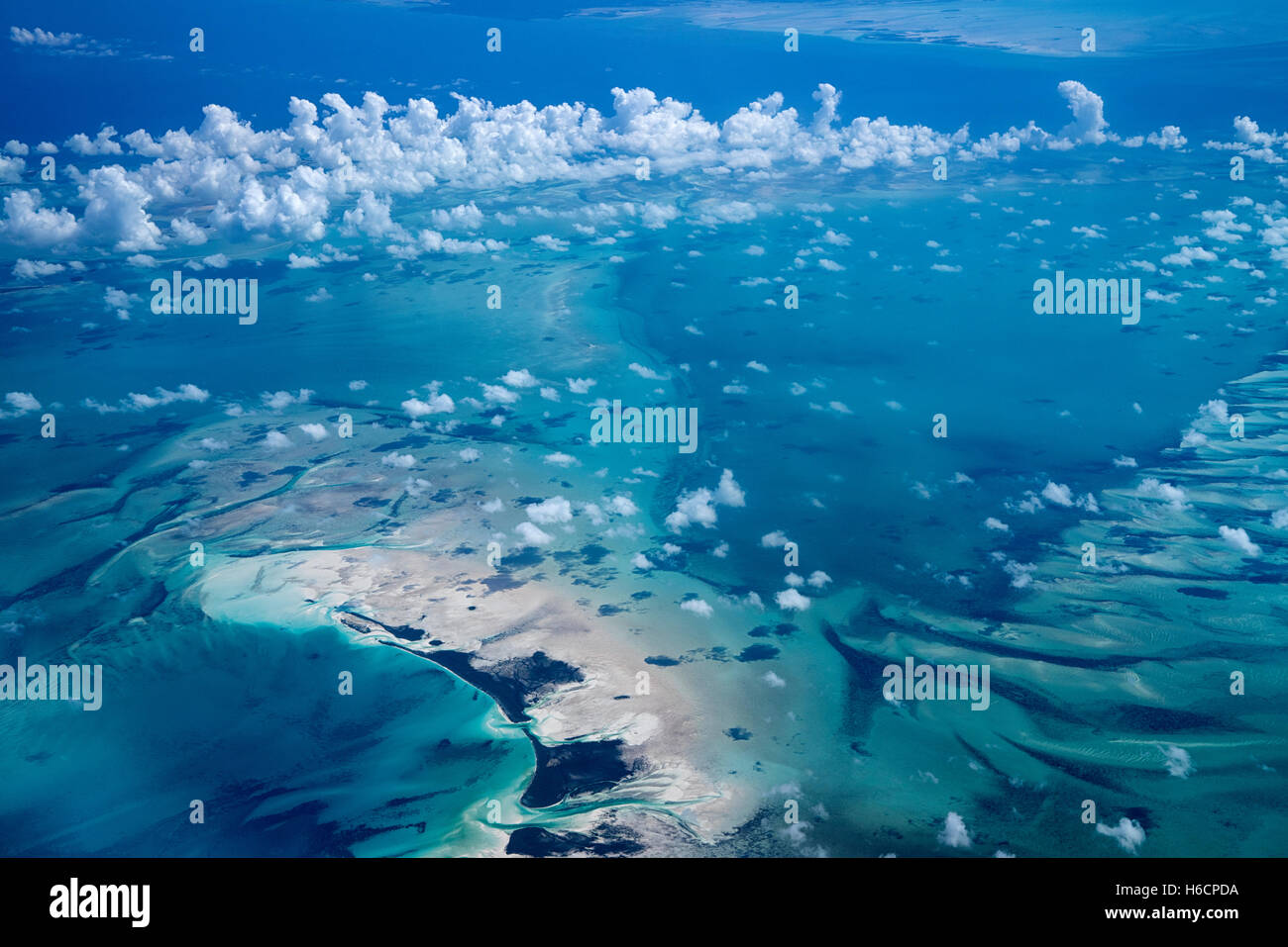 Wolken über Bahama-Inseln. vom Flugzeug. Stockfoto