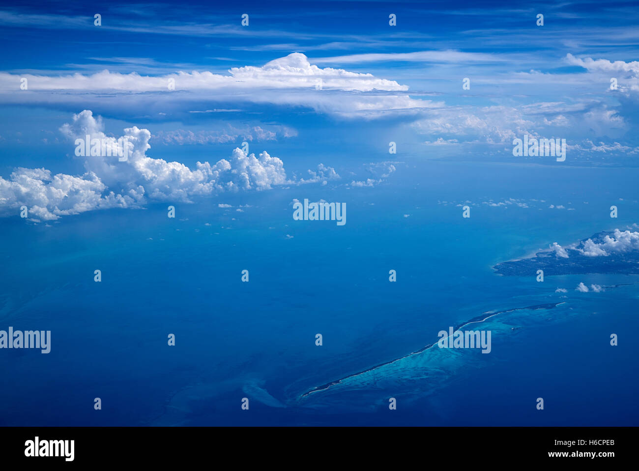 Wolken über Bahama-Inseln. vom Flugzeug. Stockfoto