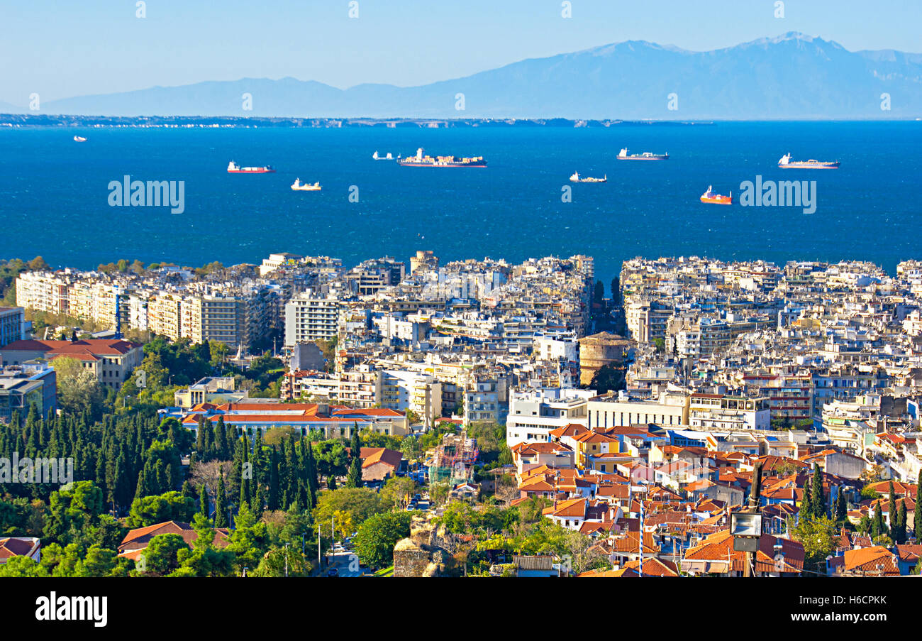 Das Stadtbild von Thessaloniki, wie es mit ihrem Hafen und dem Olymp im leichten Dunst auf dem Hintergrund von Ano Poli, gesehen Stockfoto