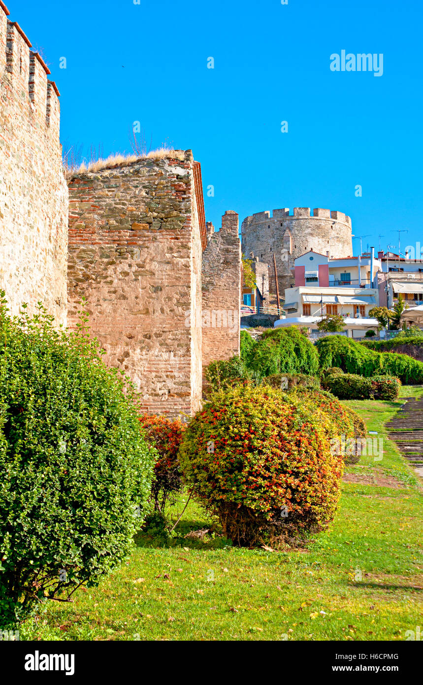 Die mittelalterlichen Stadtmauern der byzantinischen Festung im Zentrum von Thessaloniki Stockfoto