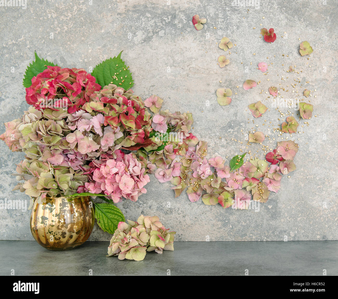 Hortensia-Blumen-Bouquet mit goldene Dekoration Stockfoto