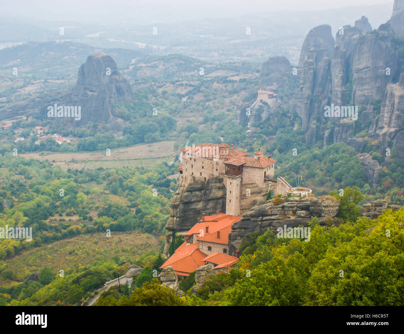 Blick auf den Heiligen Kloster Rousanou und Berge, Griechenland. Stockfoto