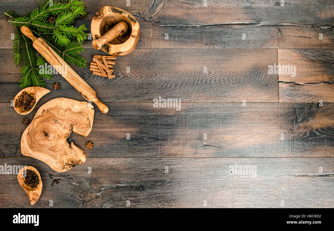 Weihnachtsbaum Äste mit Gewürzen und Backen Werkzeuge. Reisen Essen Hintergrund Stockfoto