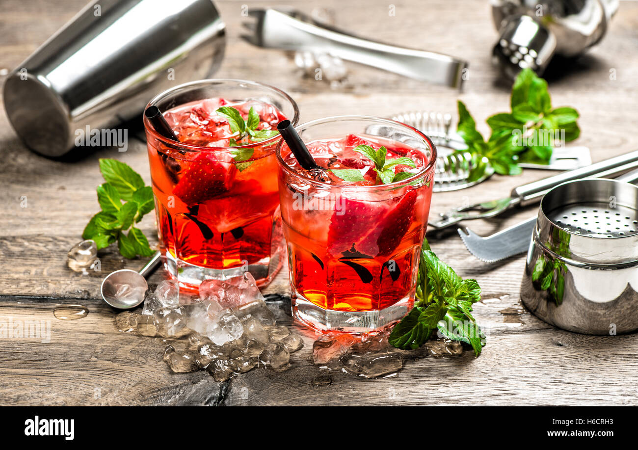 Rotes Getränk mit Erdbeere, Minze Blätter, Eis. Cocktail bar-Zubehör machen Stockfoto