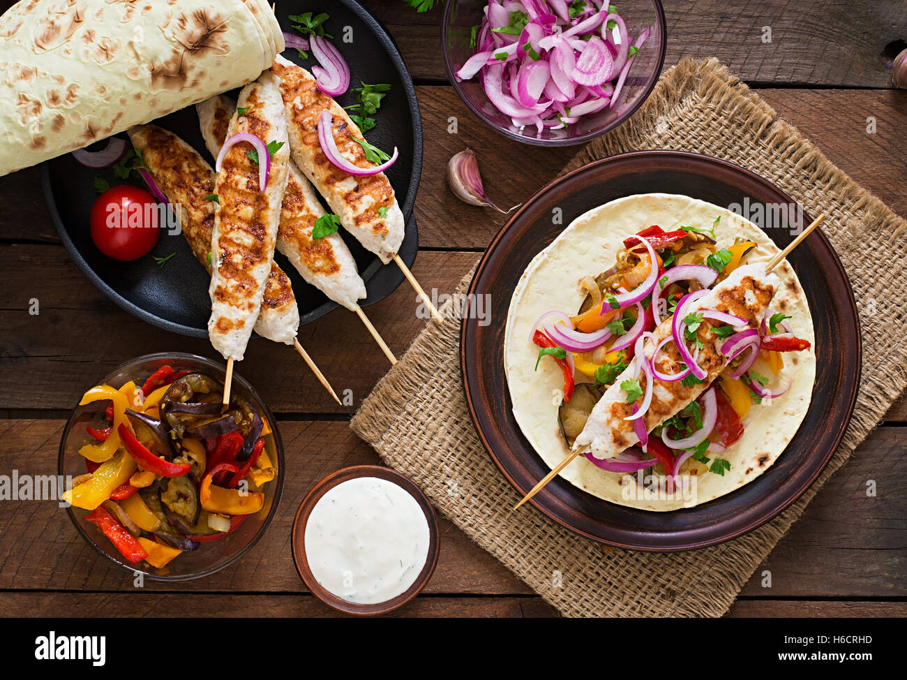 Chicken Kebab mit gegrilltem Gemüse. Ansicht von oben Stockfoto