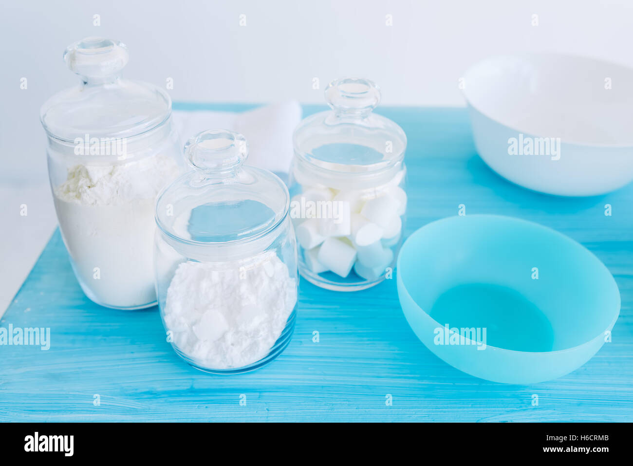 Zutaten für das Backen auf einem Küchentisch Stockfoto