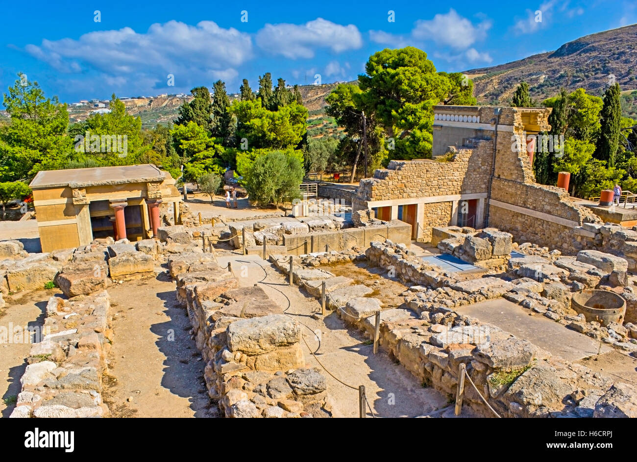 Die archäologische Stätte von Cnossos Palast neben Heraklion gelegen und umgeben von Ackerland mit Olive-Woods, Crete Stockfoto