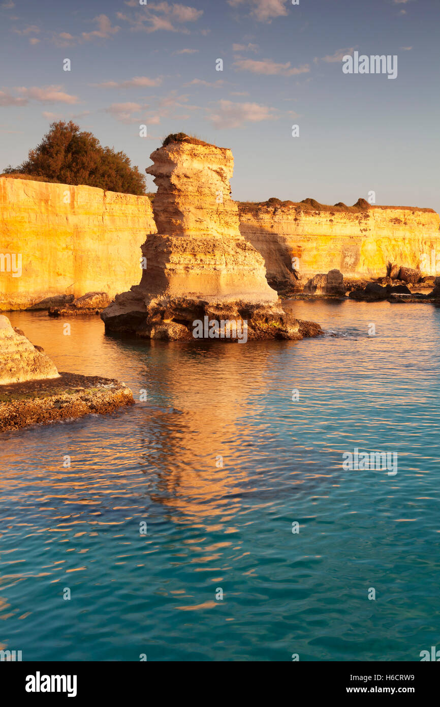 Felsige Küste mit Steinsäulen, Sant'Andrea, Adria, in der Nähe von Otranto, Provinz Lecce, salentinische Halbinsel, Apulien, Italien Stockfoto