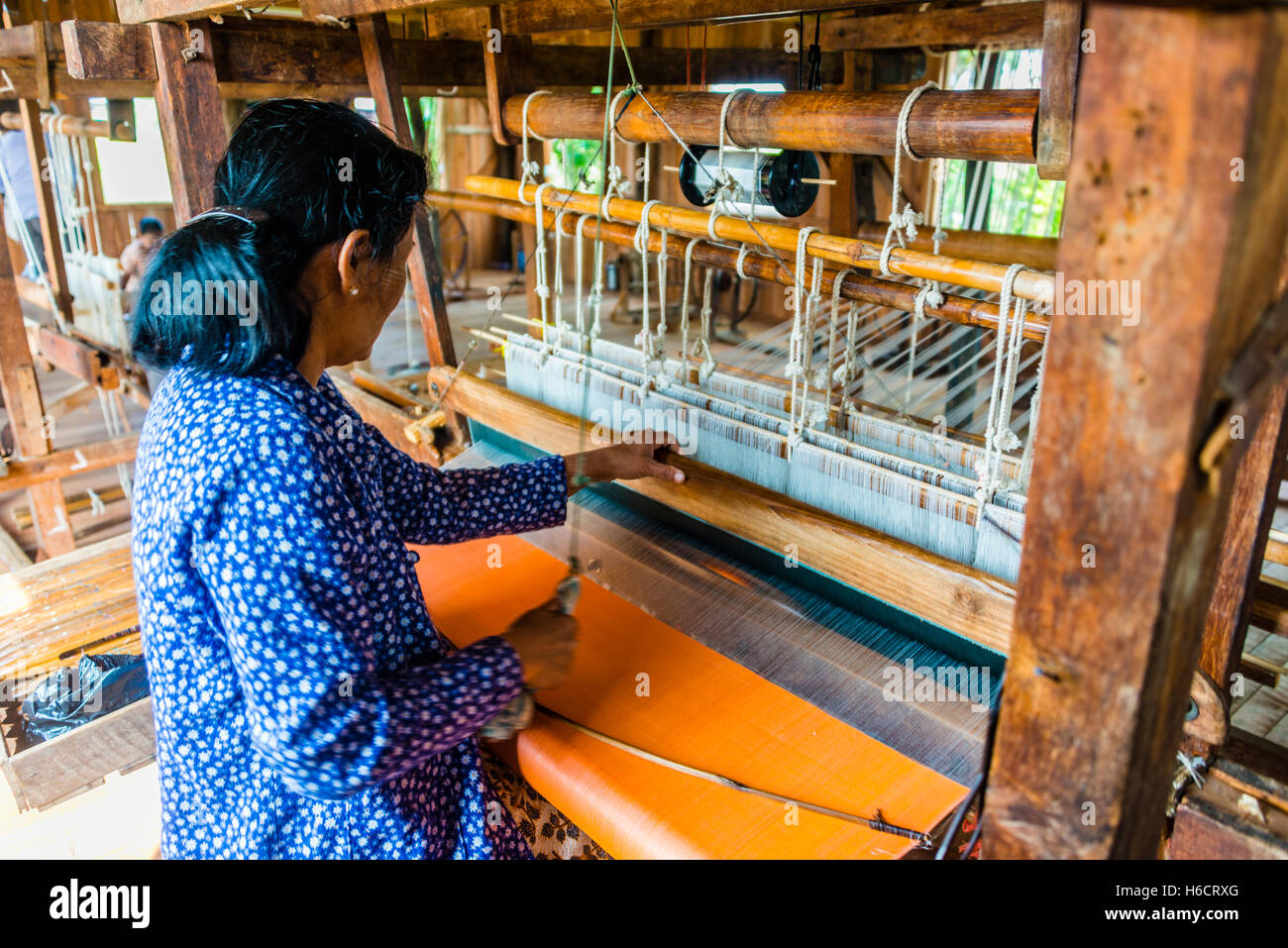 Einheimische Frau webt auf einem Webstuhl, Inle-See, Shan State in Myanmar Stockfoto