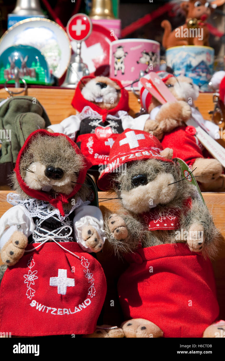 Plüschtier Murmeltiere, gekleidet in Tradiotional Schweizer Kostüm,  Souvenir, Davos, Graubünden, Schweiz, Europa Stockfotografie - Alamy