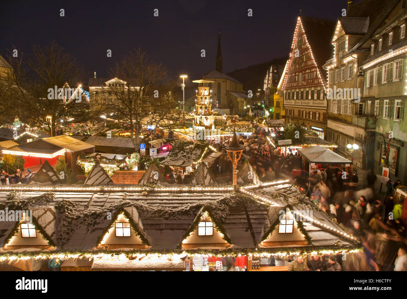 Weihnachtsmarkt auf dem Marktplatz, Marktstände, Winter, Schnee
