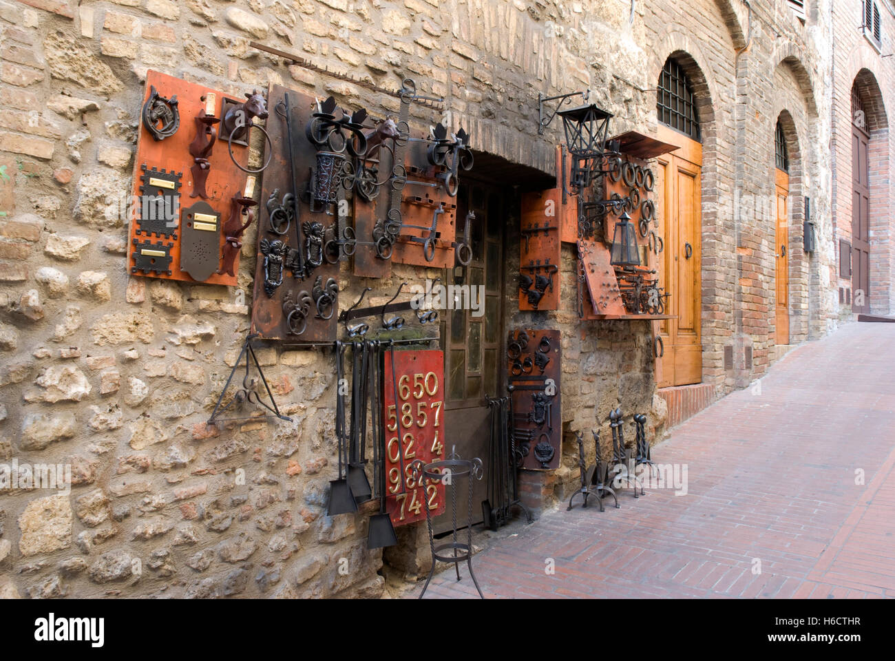 Baumarkt in einer Gasse in der Altstadt von San Gimignano, UNESCO-Weltkulturerbe, Toskana, Italien, Europa Stockfoto