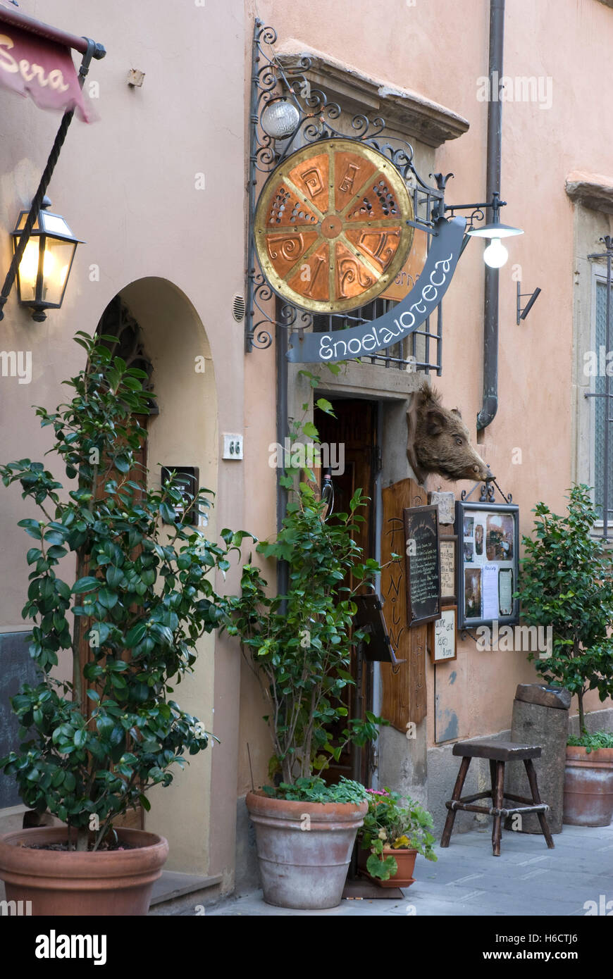 Restaurant in der Altstadt von Volterra, Toskana, Italien, Europa Stockfoto