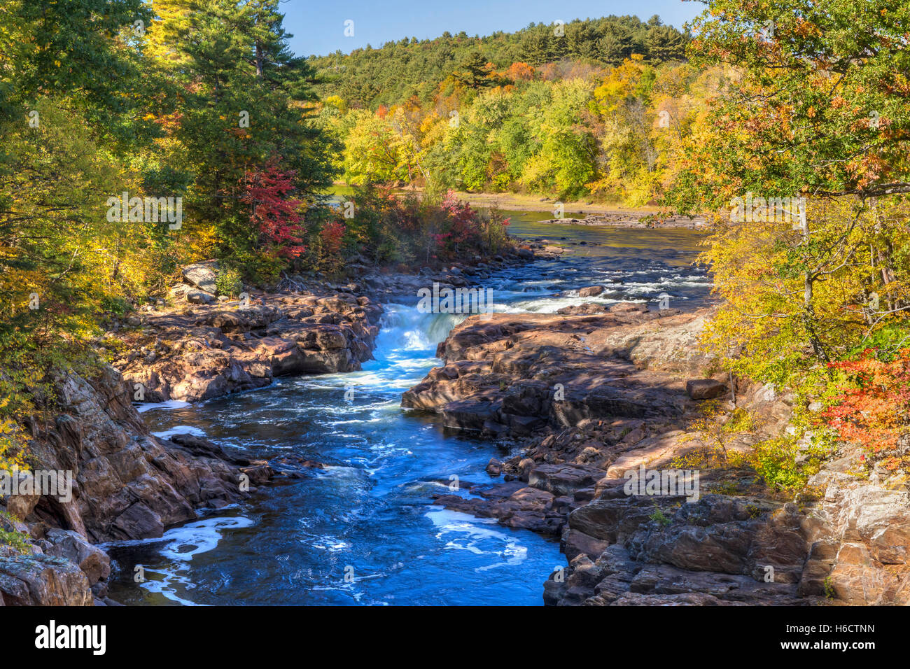 Rockwell fällt auf dem Hudson RIver in die Stadt Lake Luzerne in der Adirondack Mountains von New York Stockfoto