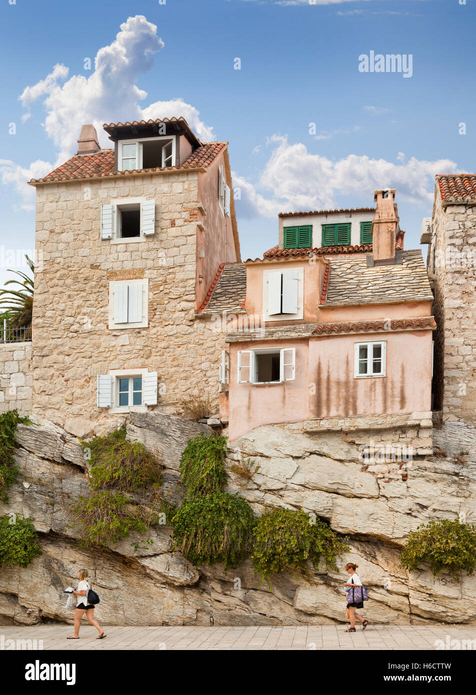 Häuser und Wohnungen festhalten an einer natürlichen Felsen-Stiftung, Split, Kroatien Stockfoto