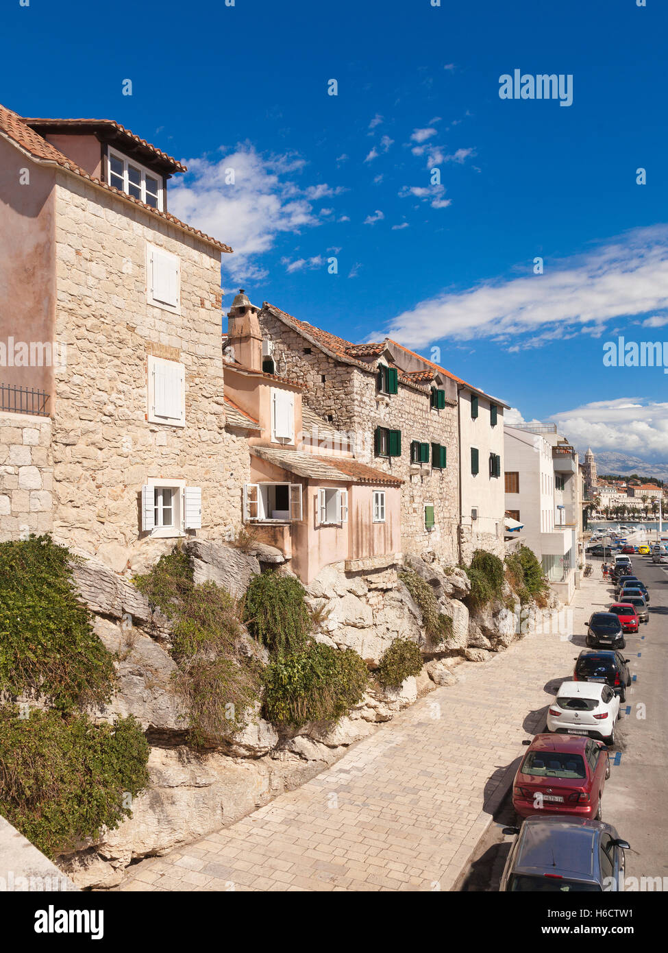 Häuser und Wohnungen festhalten an einer Rock-Stiftung, Split, Kroatien. Strahlende Sonne Stockfoto