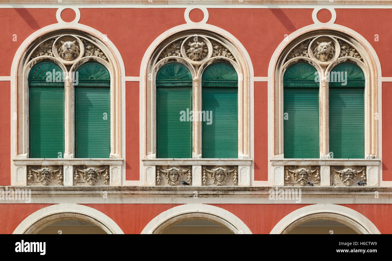 Trg Republike (Platz der Republik), Architekturdetail, Split, Kroatien. Stockfoto