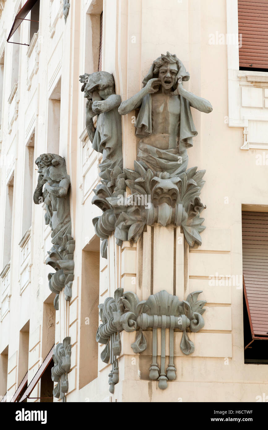 NERETVANSKA SPLIT, Kroatien. Theatralischen Charakter Statuen schmücken lokalen Gebäude Stockfoto