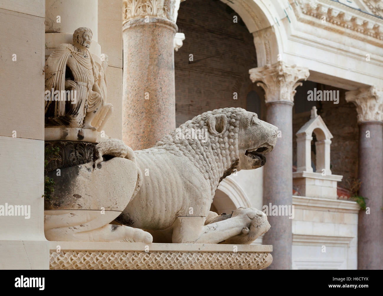 Im Inneren des Roman Diocletian Palastes, Split, Kroatien. Das monumentale Gericht, genannt das Peristyl, Steinlöwen Randdetails Stockfoto