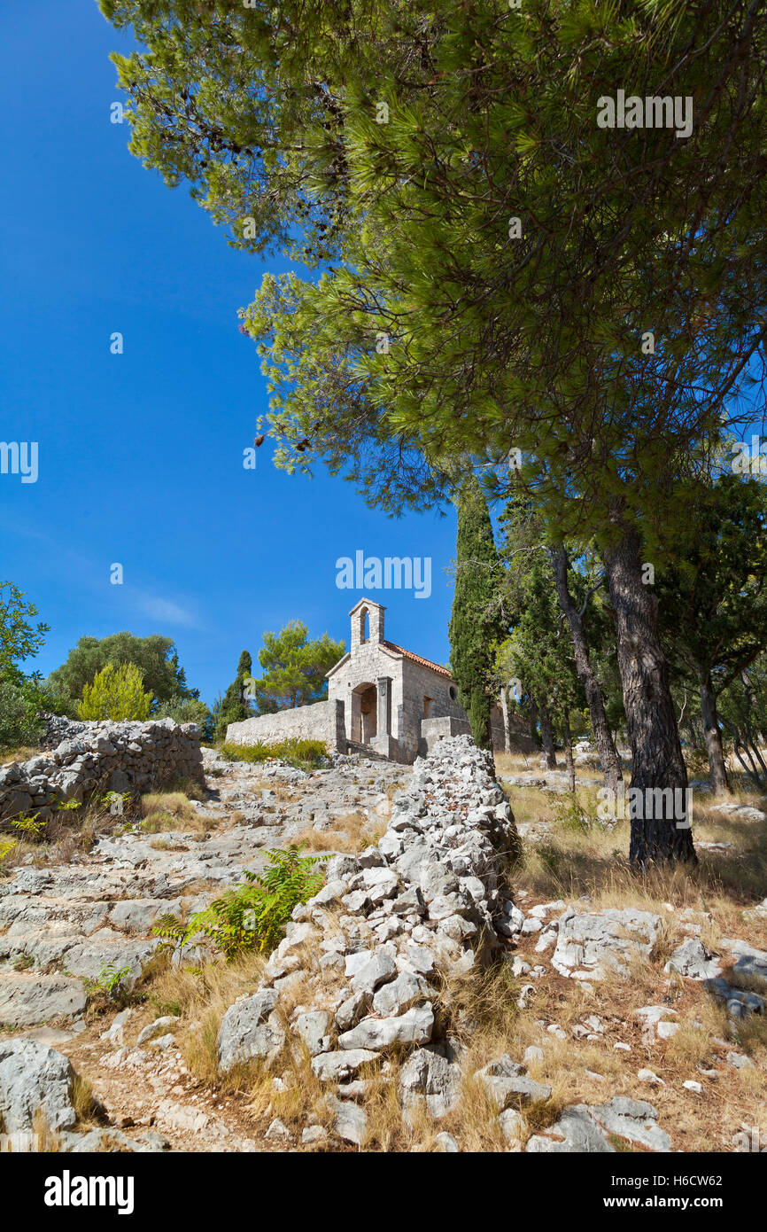 Kleinen verlassenen Kapelle auf dem Weg zur Festung Fortica, auch bekannt als Tvrđava Španjola (spanische Fort) Insel Hvar, Kroatien Stockfoto