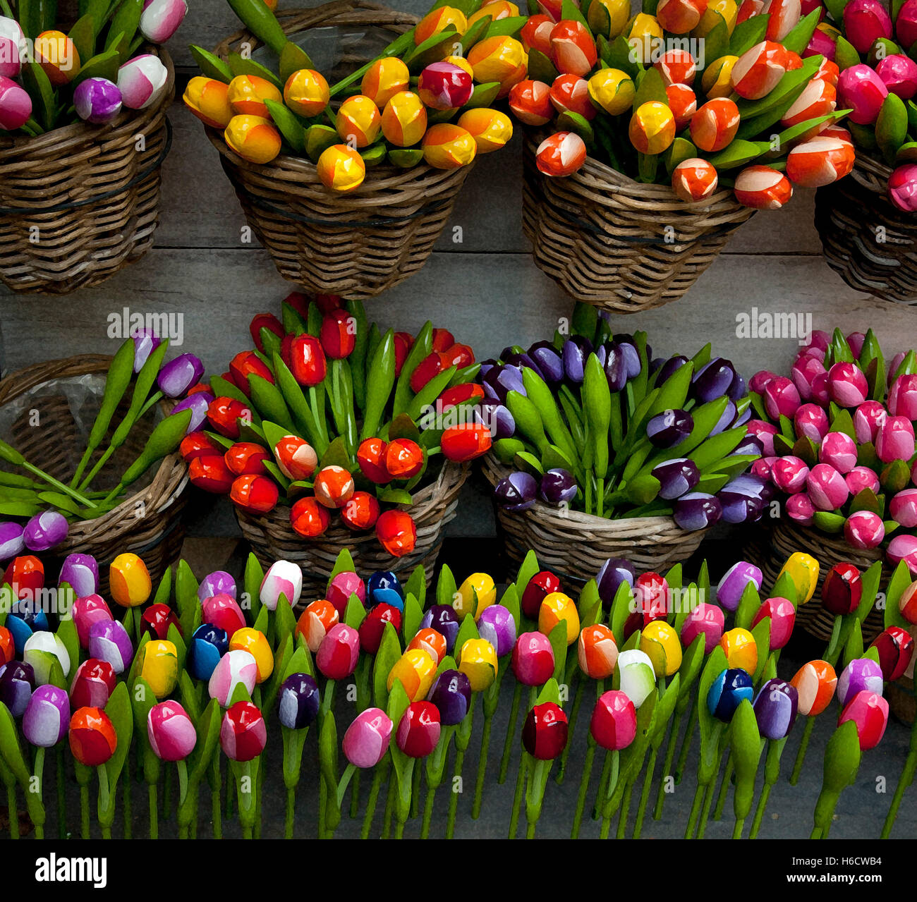 Aus Holz geschnitzte & gemalten Tulpen Blumen in Körbe, Amsterdam, Holland, Niederlande. Stockfoto