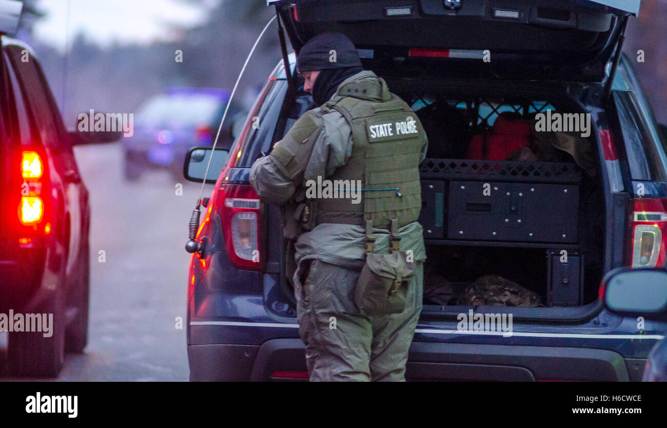 Mitglied der Masse Stand Polizei stoppen Team passt sich während einer Konfrontation mit einem Bewohner des 248 Gardner Rd Hubbardston. Stockfoto