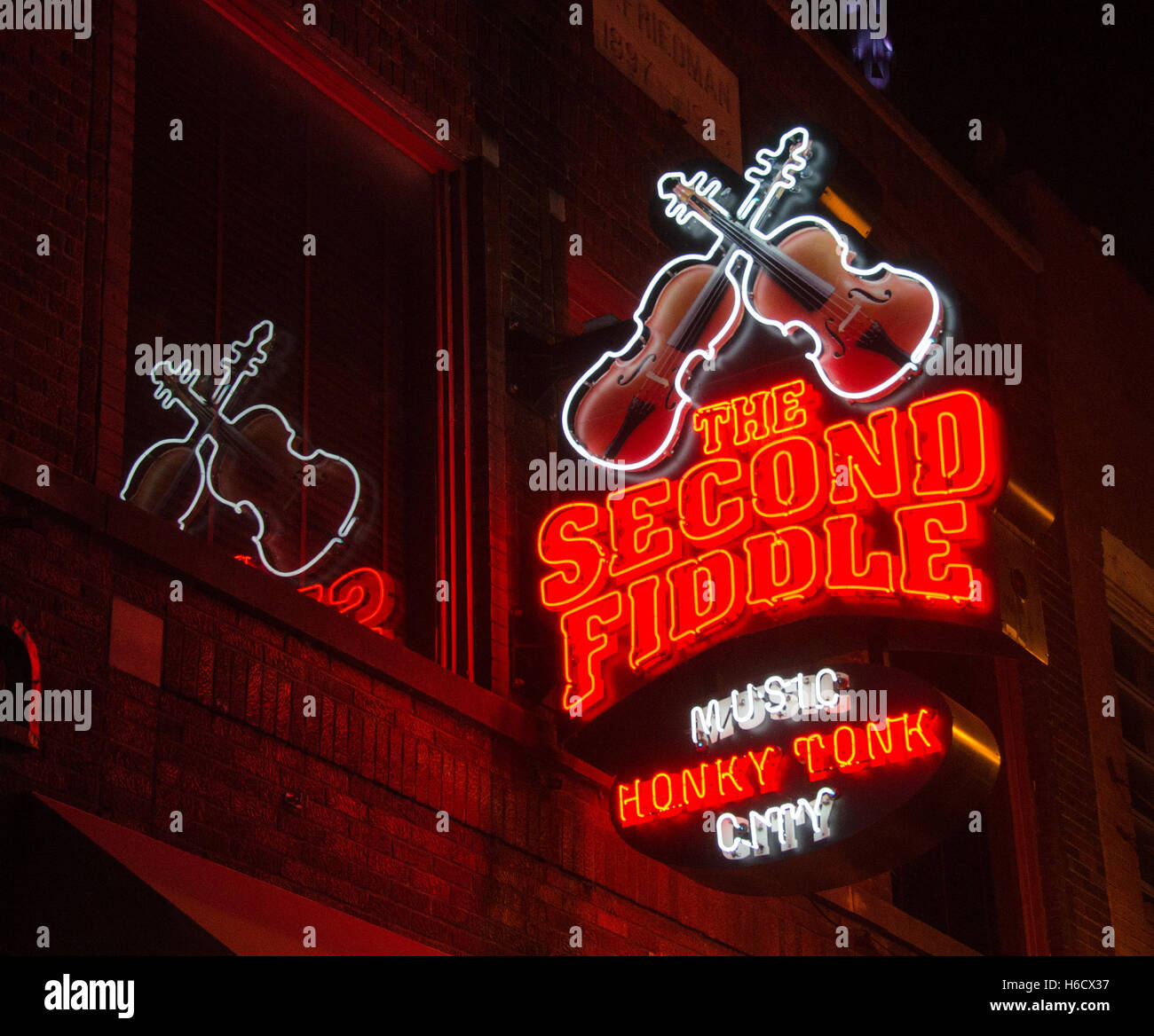 Honky Tonk Saloon in Nashville Das Bezirksgebiet.   Neonreklamen Leuchten Music City Bar und Unterhaltungsviertel.  Country-Musik herrscht. Stockfoto