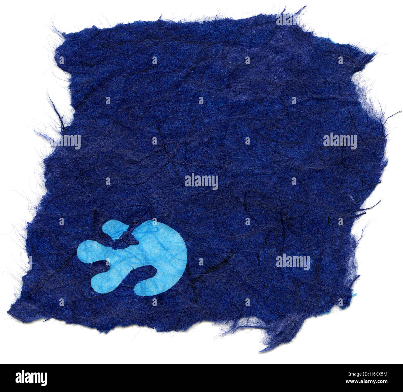 Textur des blauen Reispapier mit einem Muster aus Licht blaue Qualle Verzierung der Oberfläche, mit zerrissenen Kanten. Isoliert auf weißem bac Stockfoto