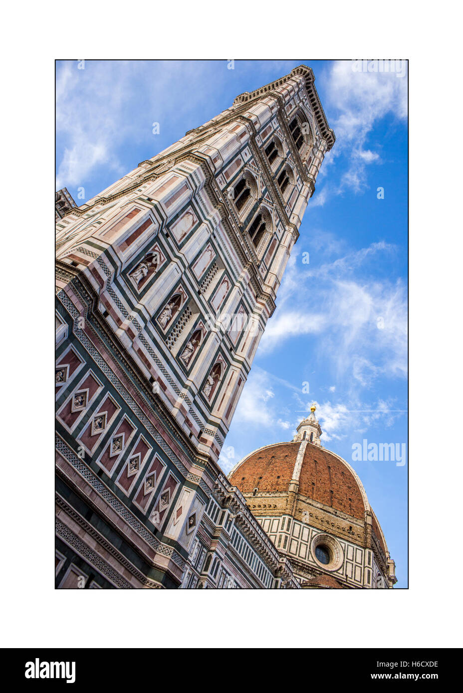 Kuppel von Brunelleschi und Giottos Glockenturm in Florenz, Italien. Vom unteren Winkel. Sommertag mit einige Wolken Stockfoto