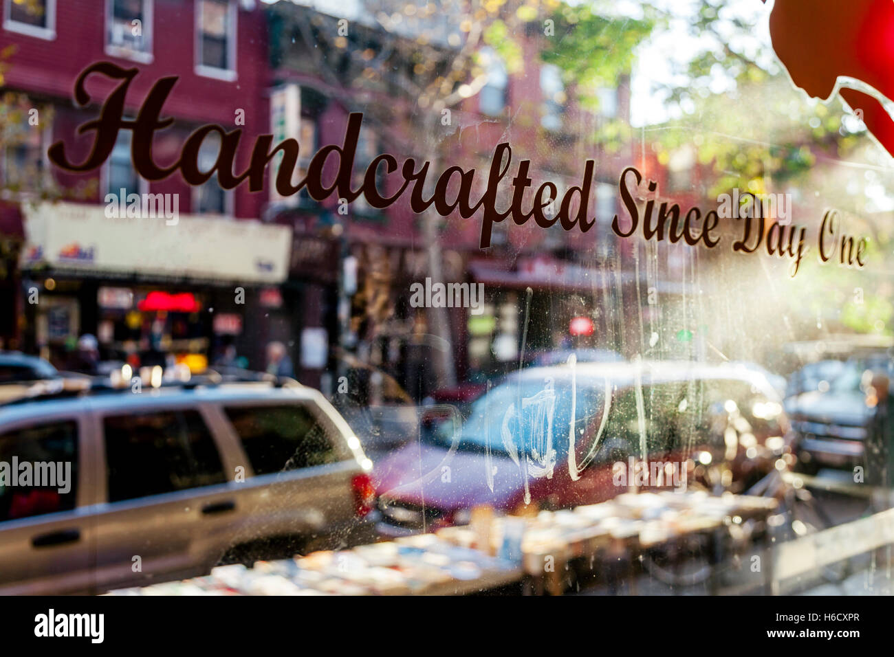 Seit Tag eins anmelden ein Schaufenster von Hand gefertigt. Stockfoto