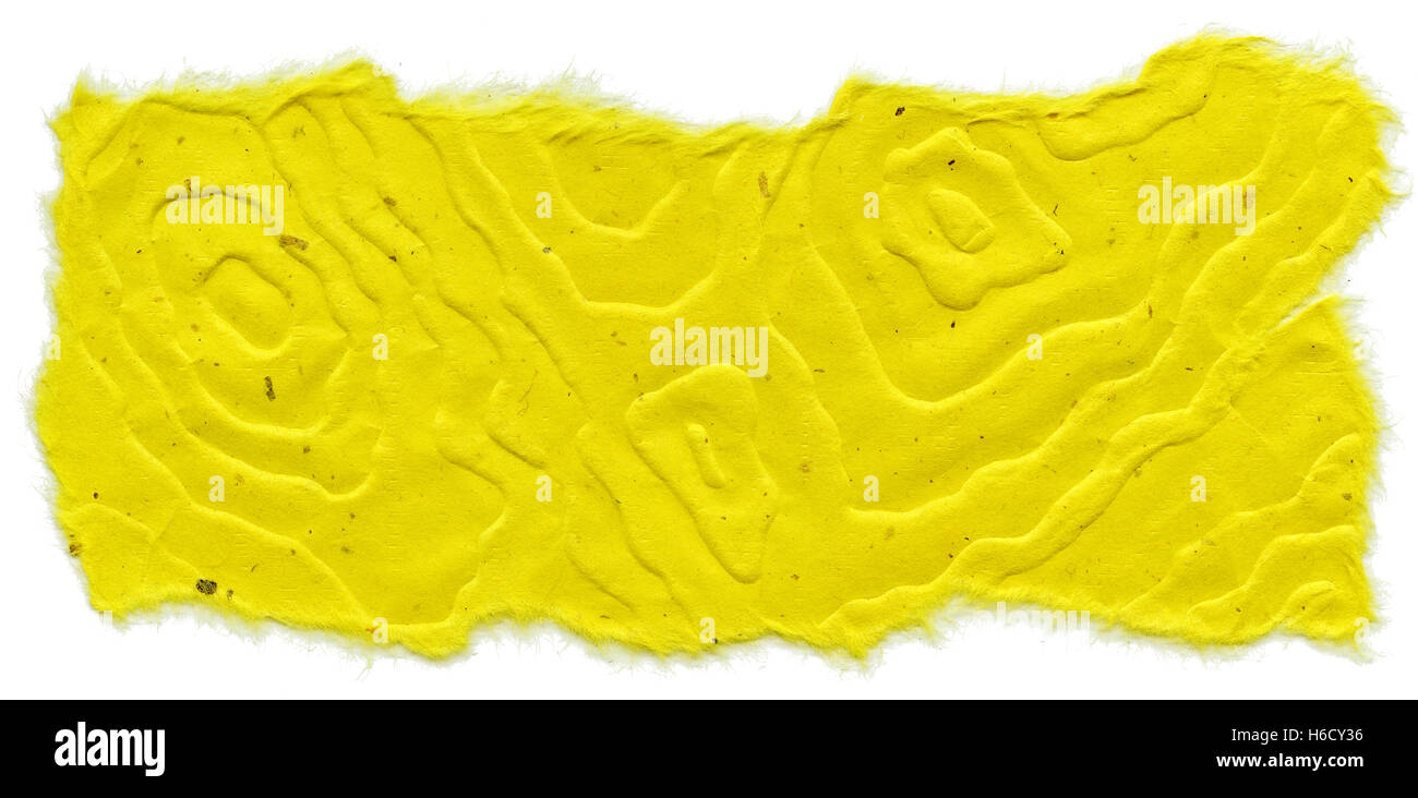 Textur des gelben Reispapier mit Mandala-Muster und zerrissene Kanten. Isoliert auf weißem Hintergrund. Mit 1600dpi mit einer Pro gescannt Stockfoto