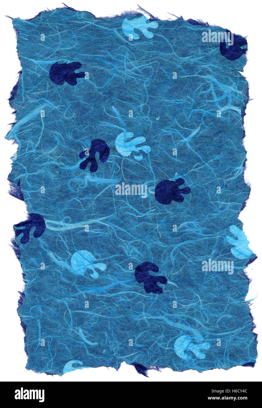 Textur des hellen blauen Reispapier mit einem Muster von blauen Qualle Verzierung der Oberfläche, mit zerrissenen Kanten. Isoliert auf weiß b Stockfoto