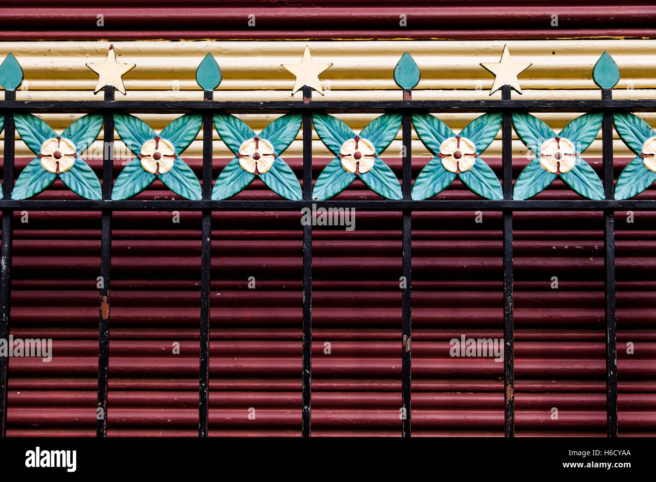 Arty Eisen Zaun und Metall-Gate hinter sich, in gedeckten Farben. Stockfoto