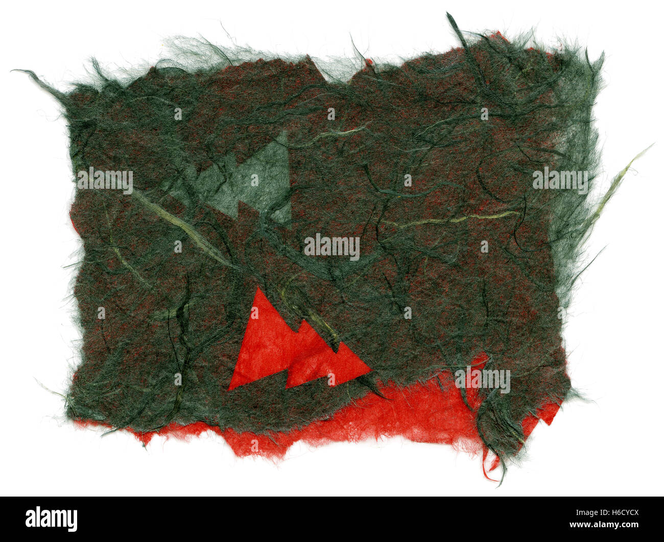 Textur des dunklen grünen Reispapier mit einem Muster aus roten Kiefern Verzierung der Oberfläche, mit zerrissenen Kanten. Isoliert auf weißem bac Stockfoto