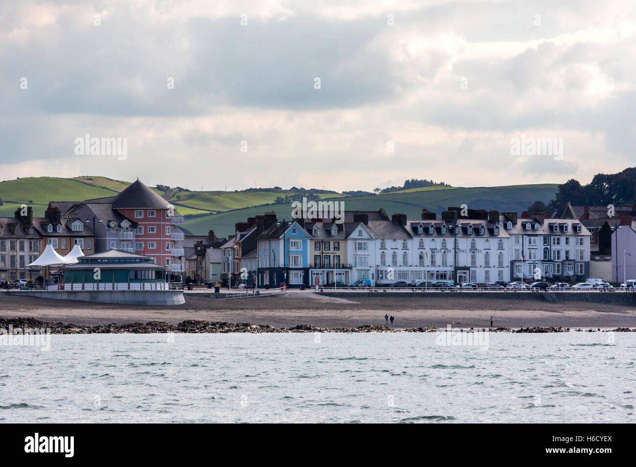Ein Blick auf Aberystwyth Strandpromenade Eigenschaften und Strand vom Meer aus gesehen Stockfoto