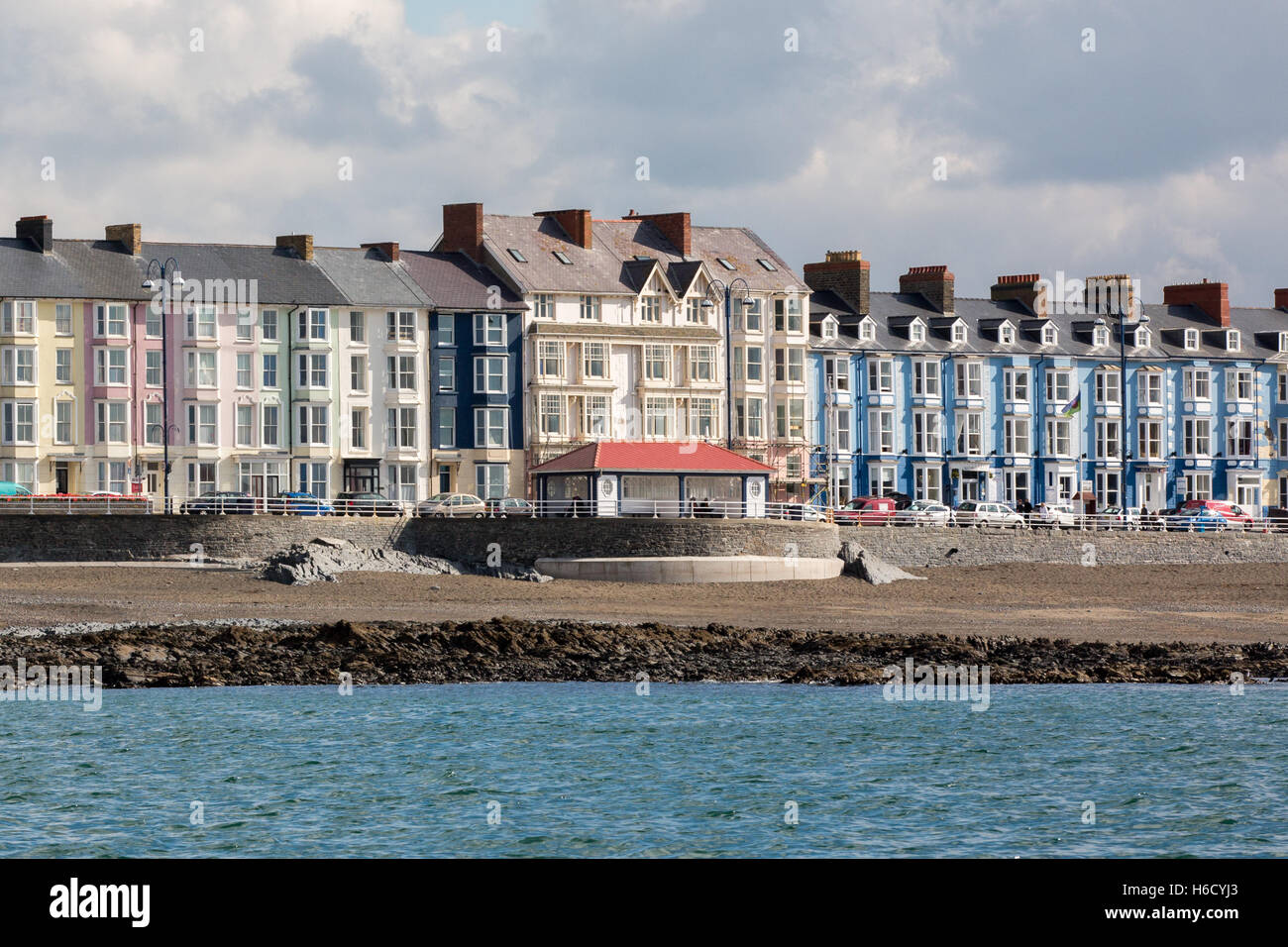 Eine Ansicht von Aberystwyth öffentlichen unterstand, der sitzt auf der promenade Stockfoto