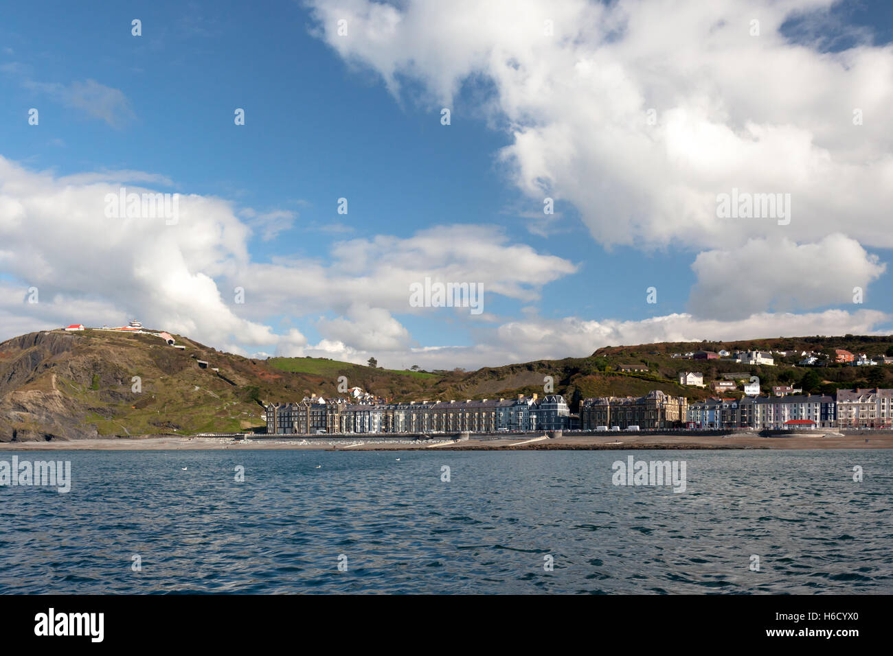 Eine Ansicht von Aberystwyth Eigenschaften entlang der Strandpromenade, Blick vom Meer Stockfoto